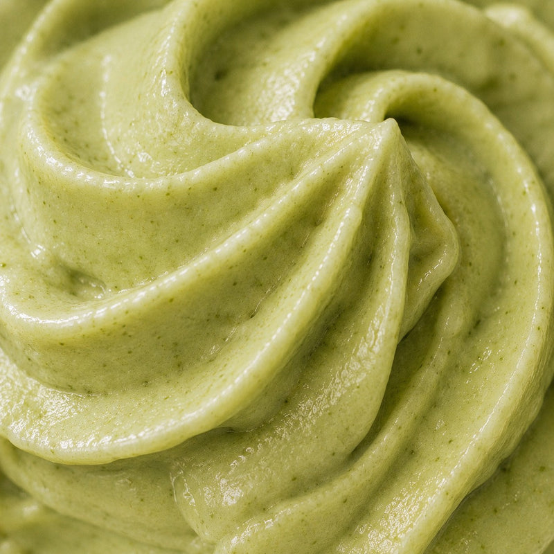 Gros plan sur la texture fouettée verte de la chantilly Panna Pomme Cannelle
